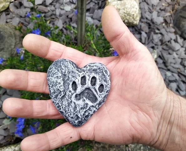 Memorial stone heart cat paw print garden ornament